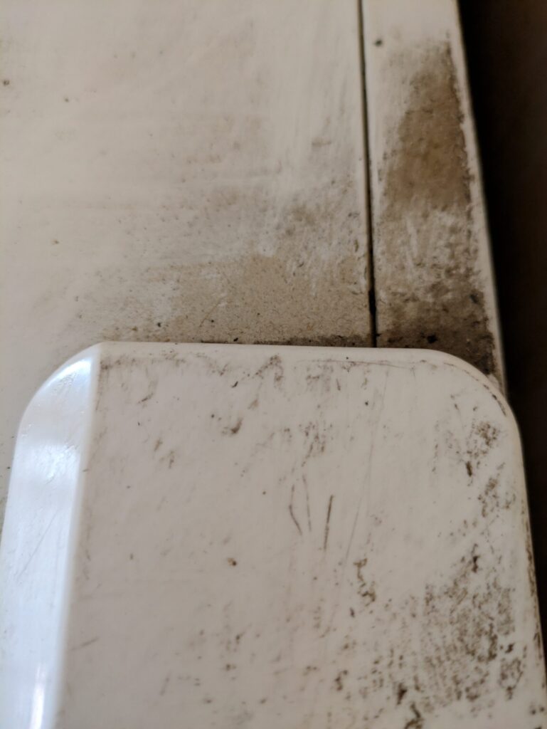 冷蔵庫上のべたついた汚れの写真