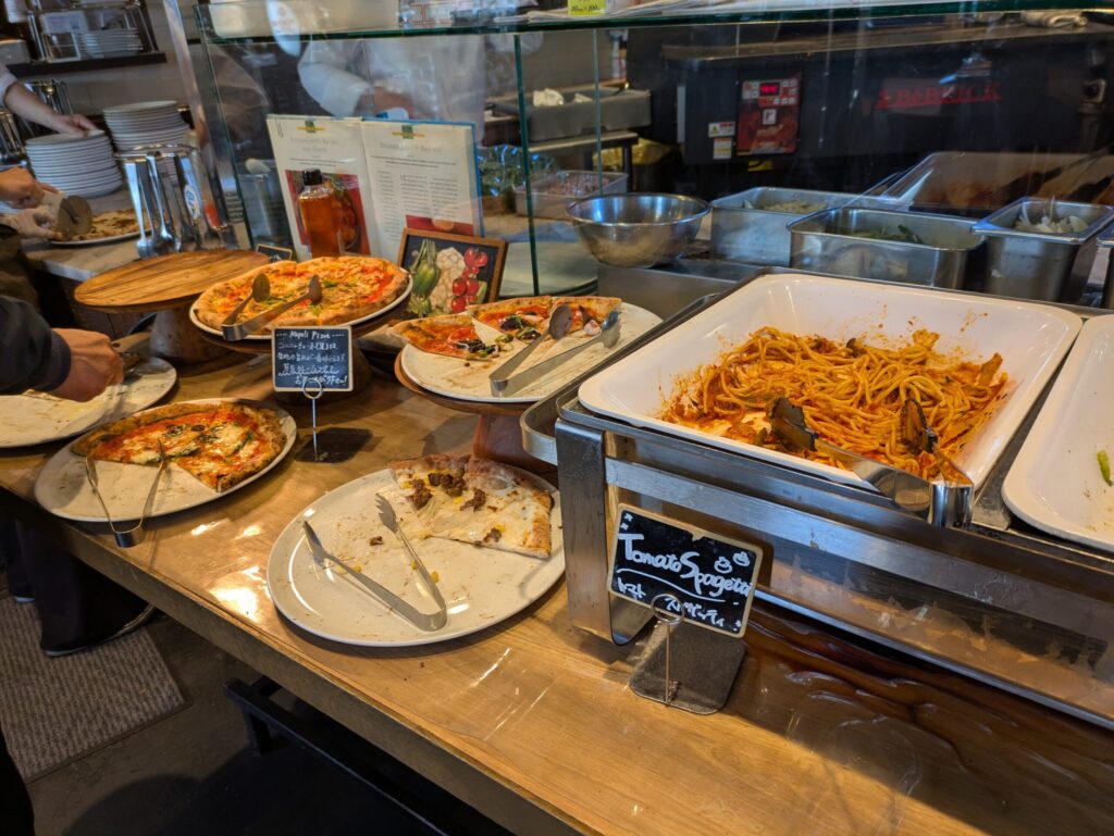 サルバトーレのランチビュッフェのピザとパスタ